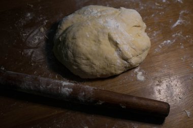 ahşap bir masa üzerinde hamur