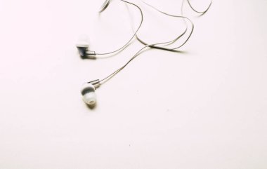 Beyaz pencere de beyaz kulaklıklar