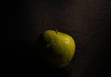 Karanlıkta yeşil elma