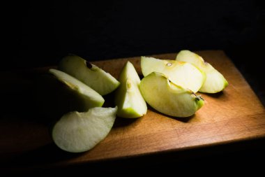 Ahşap tahta üzerinde dilimlenmiş elma