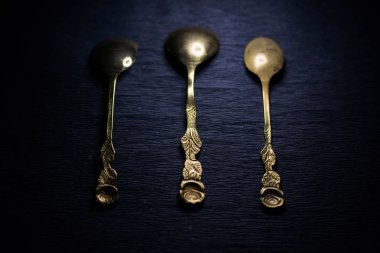 Siyah arka plan üzerinde eski çatal ve kaşık