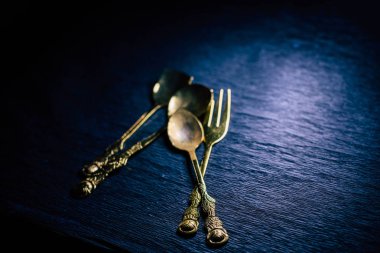 Siyah arka plan üzerinde eski çatal ve kaşık