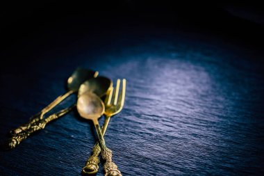 Siyah arka plan üzerinde eski çatal ve kaşık