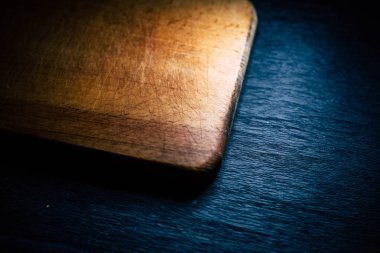 Siyah arka plan üzerine ahşap tahta