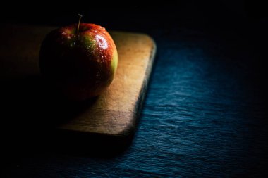 Apple bir ahşap tahta üzerinde