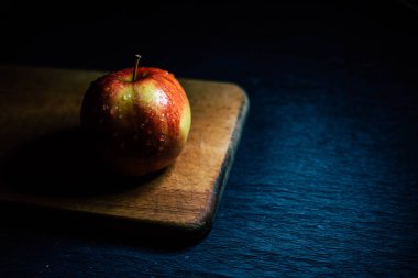 Apple bir ahşap tahta üzerinde