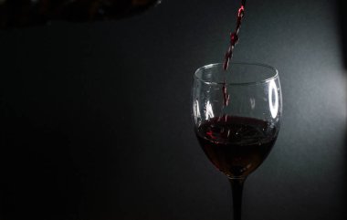 gri bir arka plan üzerinde su