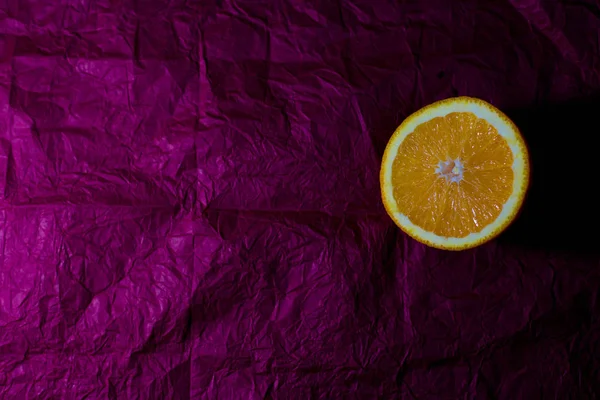 Medio Naranja Sobre Fondos Multicolores — Foto de Stock