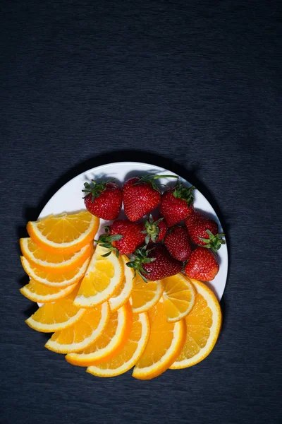 Клубника Апельсин Белой Тарелке — стоковое фото
