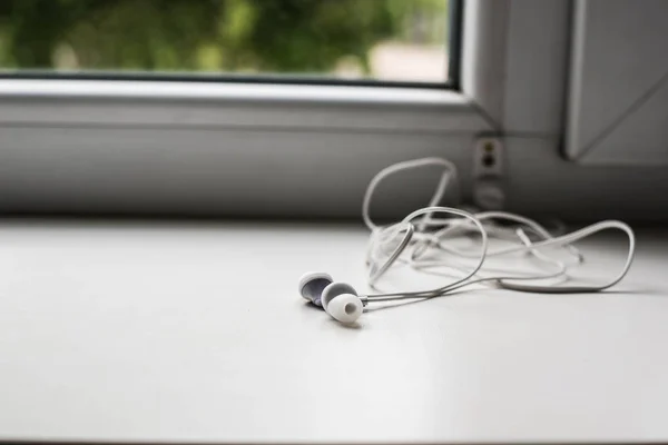 White Headphones White Windowsill — Stock Photo, Image
