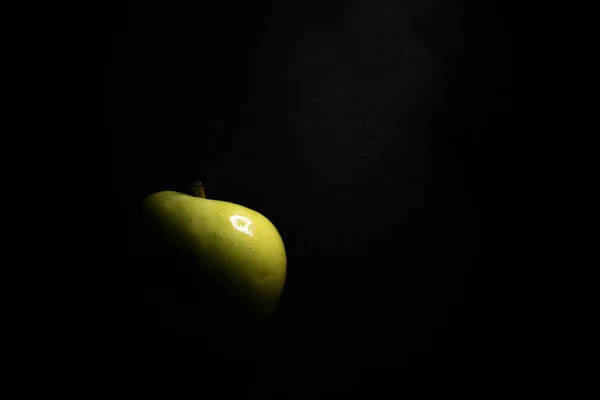 Зеленое Яблоко Темноте — стоковое фото