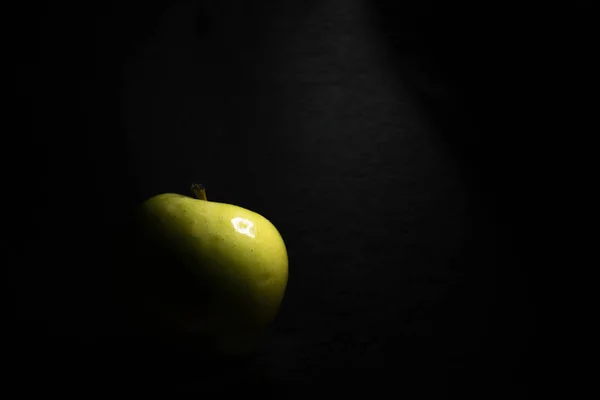 Зеленое Яблоко Темноте — стоковое фото
