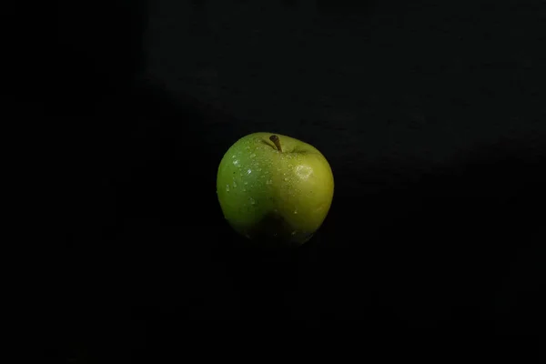 Μήλο Στο Σκοτάδι — Φωτογραφία Αρχείου