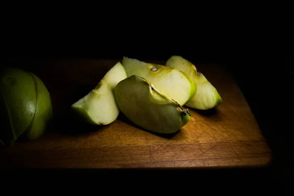 Manzanas Rodajas Sobre Tabla Madera — Foto de Stock