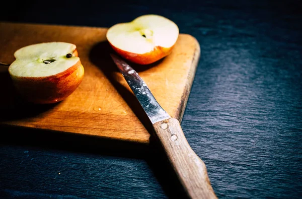 Apfelscheiben Auf Einem Holzbrett — Stockfoto