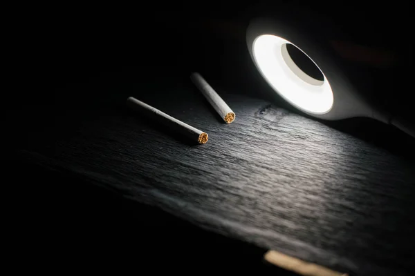 Cigarettás Lámpás Alatt — Stock Fotó