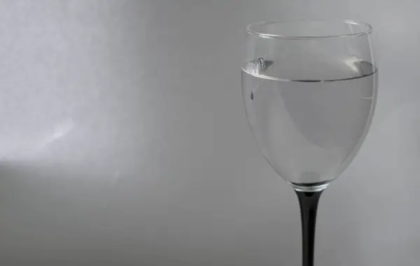 Склянка Води Сірому Фоні — стокове фото