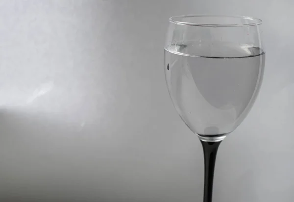 Vaso Agua Sobre Fondo Gris — Foto de Stock