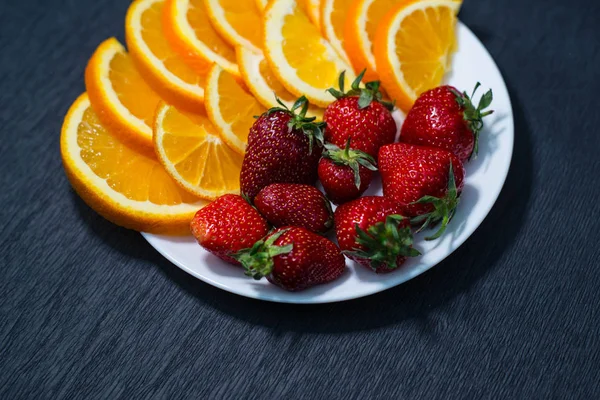 접시에 딸기와 오렌지 — 스톡 사진