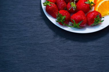 Beyaz tabakta çilek