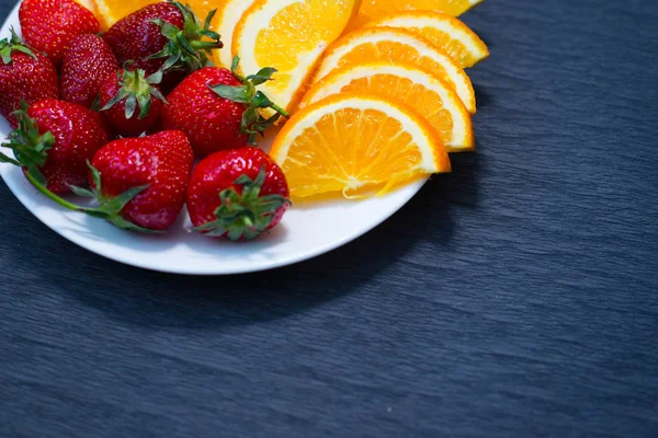 Fresas Naranja Plato Blanco — Foto de Stock