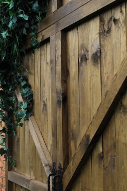 Tuğla duvardaki ahşap kapı