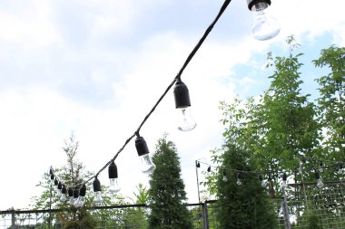 Güzel bahçe çelengi. Evin yakınındaki ışıklar.