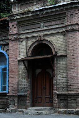 Çok eski bir eve giriş.