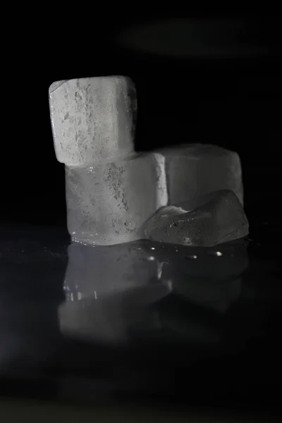 黒の背景に氷のキューブ — ストック写真