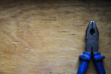 ahşap bir masa üstünde alet