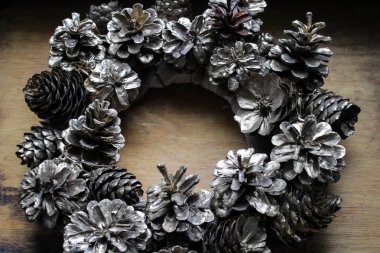 Tahta arka planda Noel çelengi