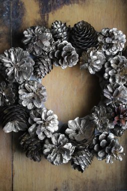 Tahta arka planda Noel çelengi