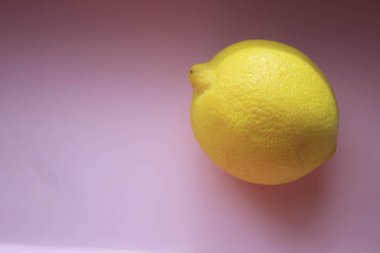 Pembe arka planda limon