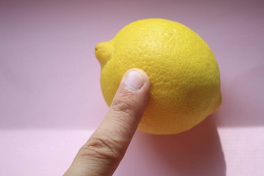 Pembe arka planda limon