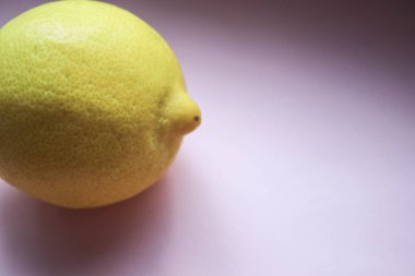 Pembe arka planda limon
