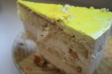 Tabakta bir dilim limonlu kek.