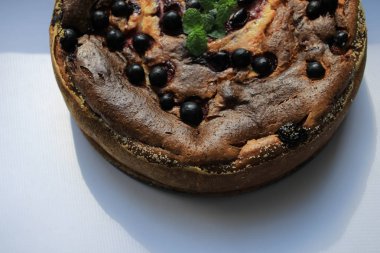 Beyaz pencere eşiğinde dutlu peynirli turta.