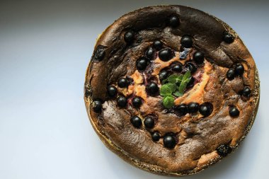 Beyaz pencere eşiğinde dutlu peynirli turta.