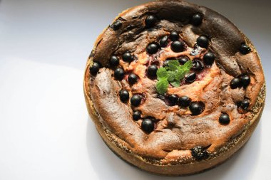 Çilekli peynirli kek. Lezzetli turta