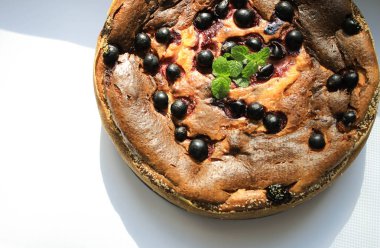 Çilekli peynirli kek. Lezzetli turta