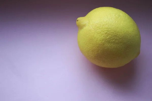 Limón Sobre Fondo Rosa — Foto de Stock