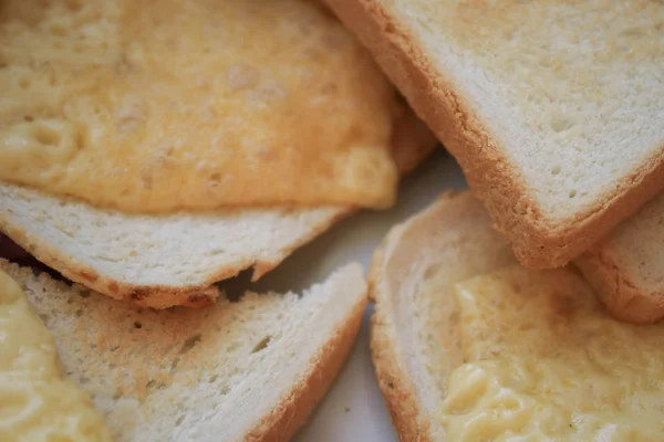 Sandwiches Mit Käse Auf Einem Teller — Stockfoto