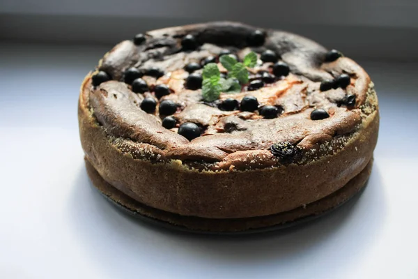 Torta Queijo Com Bagas Peitoril Janela Branco — Fotografia de Stock