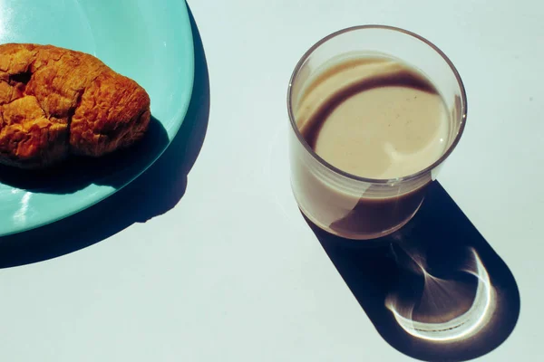 Croissant Plato Azul — Foto de Stock