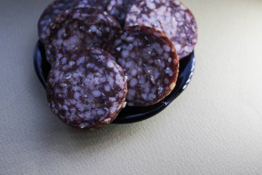 sosis tabakta dilimlenmiş