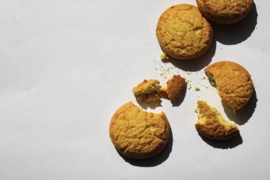 Beyaz arkaplanda çerezler