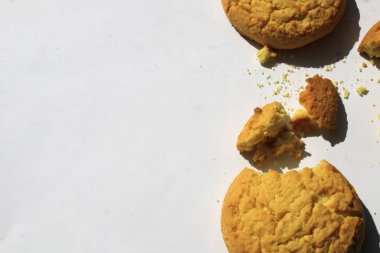 Beyaz arkaplanda çerezler