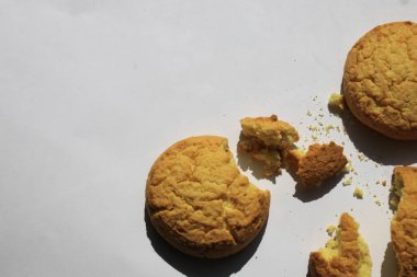 Beyaz arkaplanda çerezler