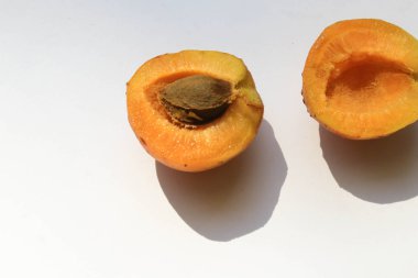 Beyaz arka planda dilimlenmiş kayısı.