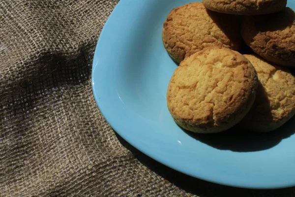 Kekse Auf Einem Blauen Teller — Stockfoto